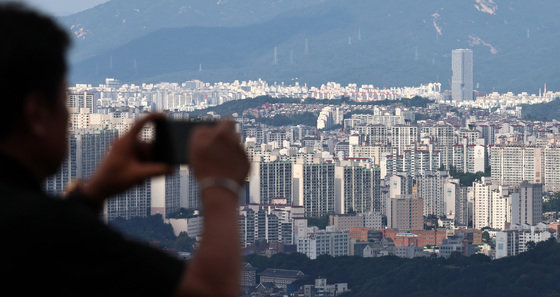 서울 남산에서 내려다 본 시내 아파트의 모습. 2023.9.18/뉴스1