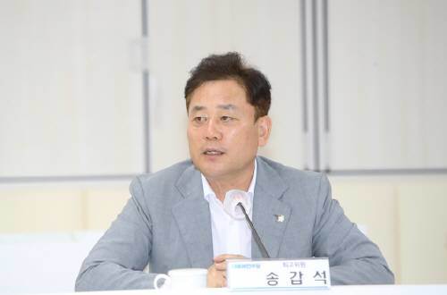 지난 11일 광주광역시청에서 열린 2023더불어민주당·광주시 예산정책협의회에서 송갑석 최고위원이 인사말을 하고 있다. 뉴스1