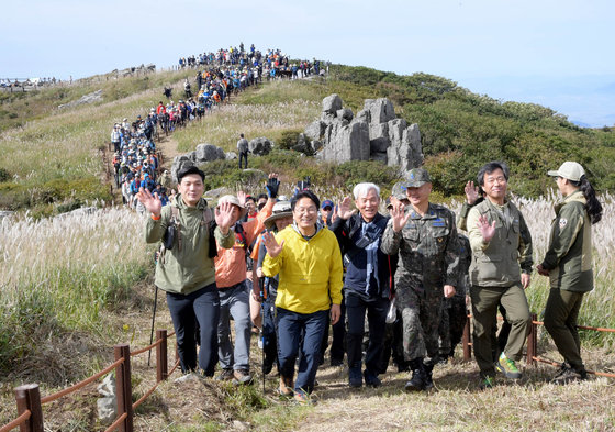 강기정 광주시장이 23일 오전 무등산 서석대 일원에서 열린 ‘무등산 정상 상시개방 개통식’에 참석해 이태규 제1전투비행단장, 이명노 광주시의원, 시민들과 인왕봉으로 오르고 있다. 광주시 제공 2023.9.23 뉴스1