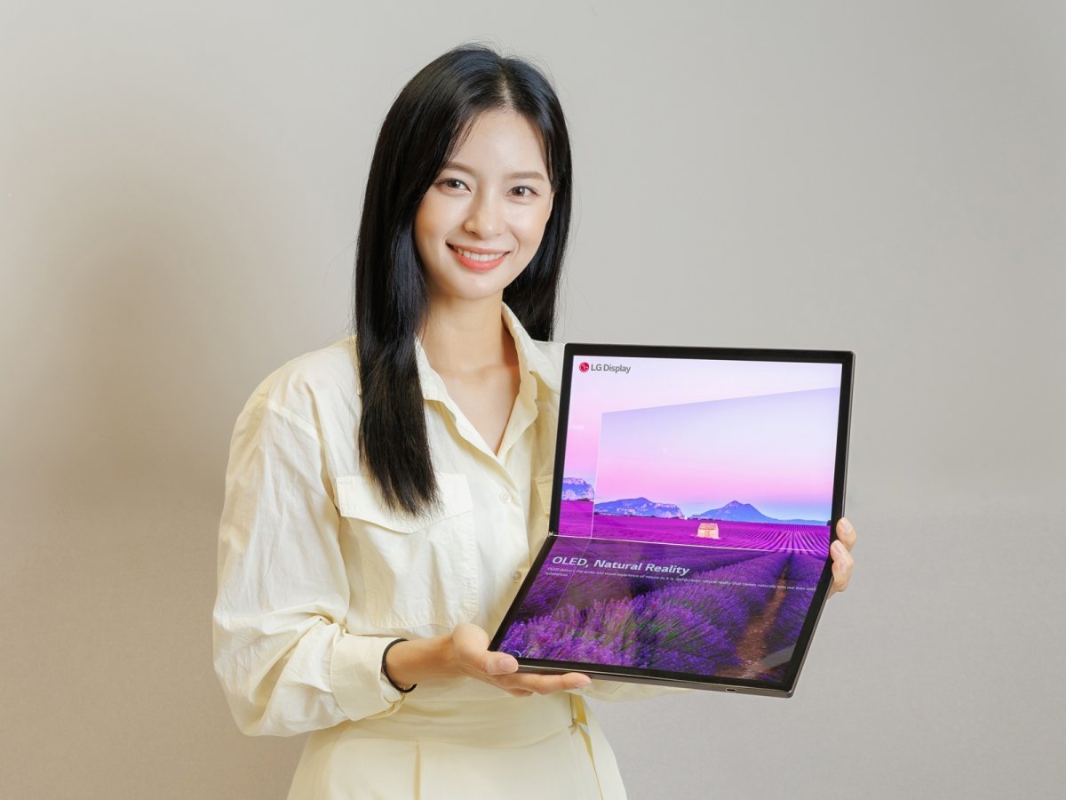 LG디스플레이 모델이 최근 양산을 시작한 17인치 폴더블 노트북용 유기발광다이오드(OLED) 패널을 소개하고 있다. LG디스플레이 제공