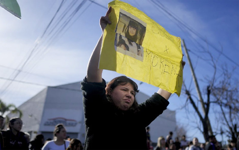 ‘11세 소녀 등굣길 피살’에 분노한 시민들 지난달 9일 아르헨티나 부에노스아이레스의 한 시민이 등굣길에 강도를 만나
 목숨을 잃은 11세 소녀 모레나 도밍게스의 죽음에 따른 대책을 촉구하는 시위를 벌이고 있다. 노란색 종이 위에 모레나의 얼굴 
사진과 ‘정의’ 문구를 넣어 치안 악화를 수수방관하는 정부를 규탄했다. 부에노스아이레스=AP 뉴시스
