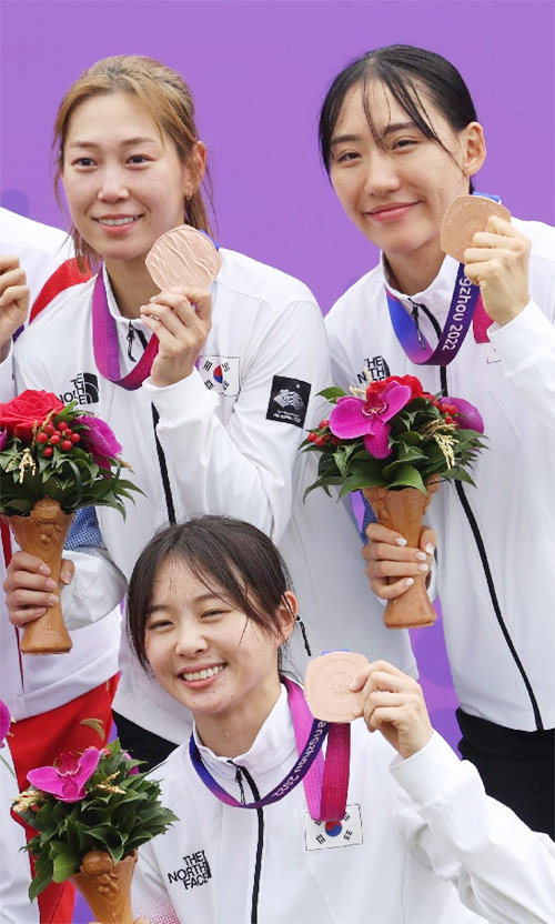 여자 종목에 출전한 김선우(아랫줄)는 개인전 은메달에 이어 김세희, 성승민(윗줄 왼쪽부터)과 단체전 동메달도 목에 걸었다. 뉴시스