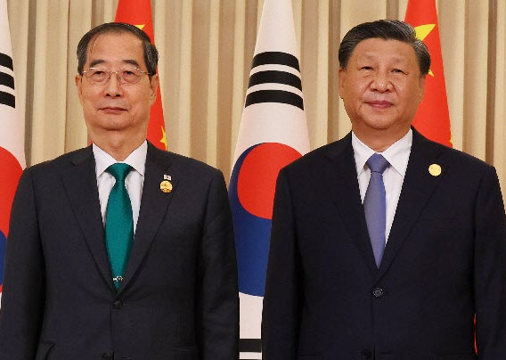 한덕수 국무총리(왼쪽)가 23일 중국 항저우 저장성 시후 국빈관에서 시진핑 중국 국가주석과 기념촬영을 하고 있다. 국무총리실 제공