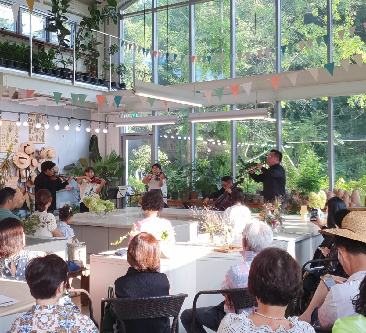 지난달 열린 ‘오랑쥬리 음악소풍’에서 클래식 음악 연주자들이 공연을 펼치고 있다. 정원생활바이오랑쥬리 제공