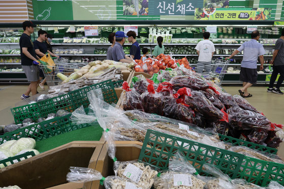 서울에 위치한 한 마트를 찾은 시민들이 농산물을 구매하고 있다. 농림축산식품부는 추석 성수기 장바구니 물가 안정을 위해 14개 성수품을 14만9000톤 공급하고, 농축산물 할인지원을 강화할 방침이다. 2023.9.10/뉴스1