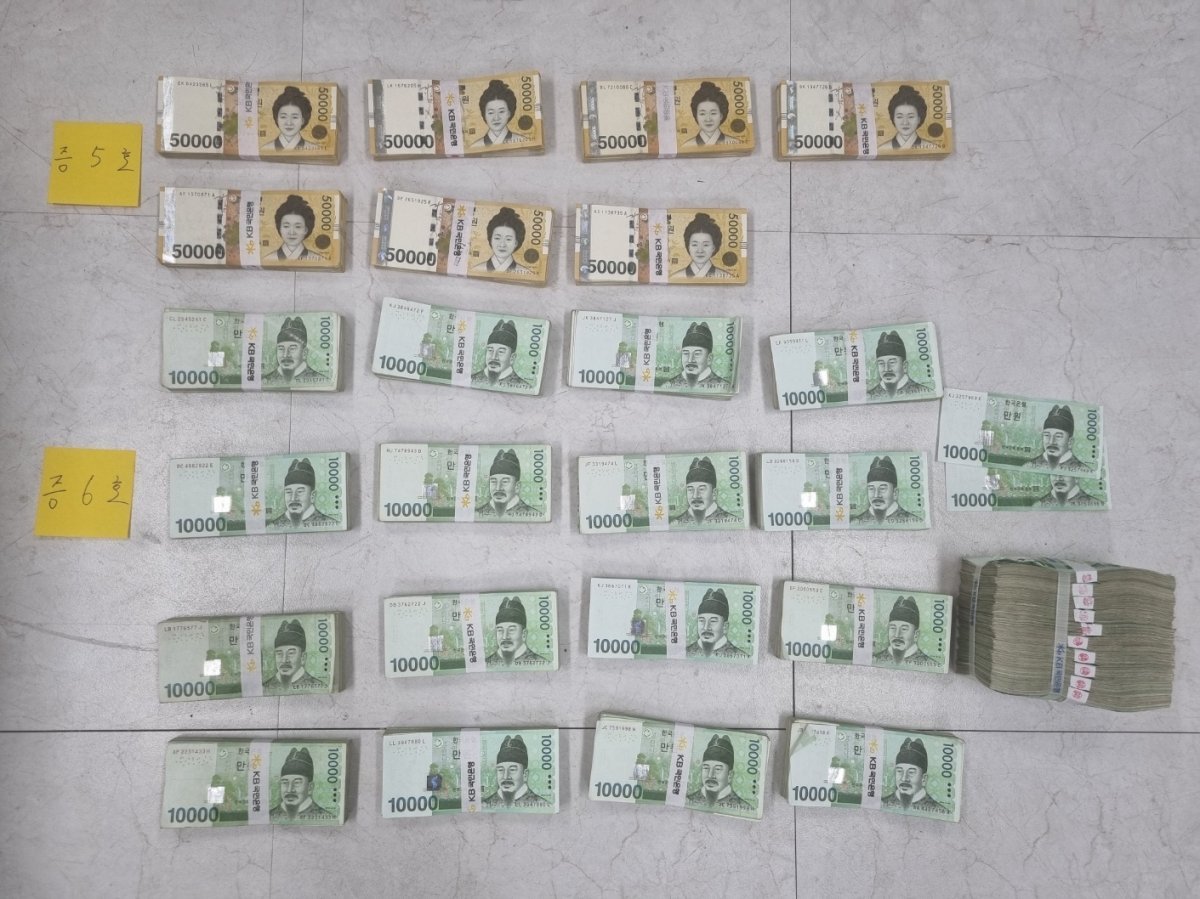 세종경찰청은 금융실명법위반 등 혐의로 보이스피싱 조직 11명을 붙잡고, 현금 6000만원을 압수했다. 세종서 제공