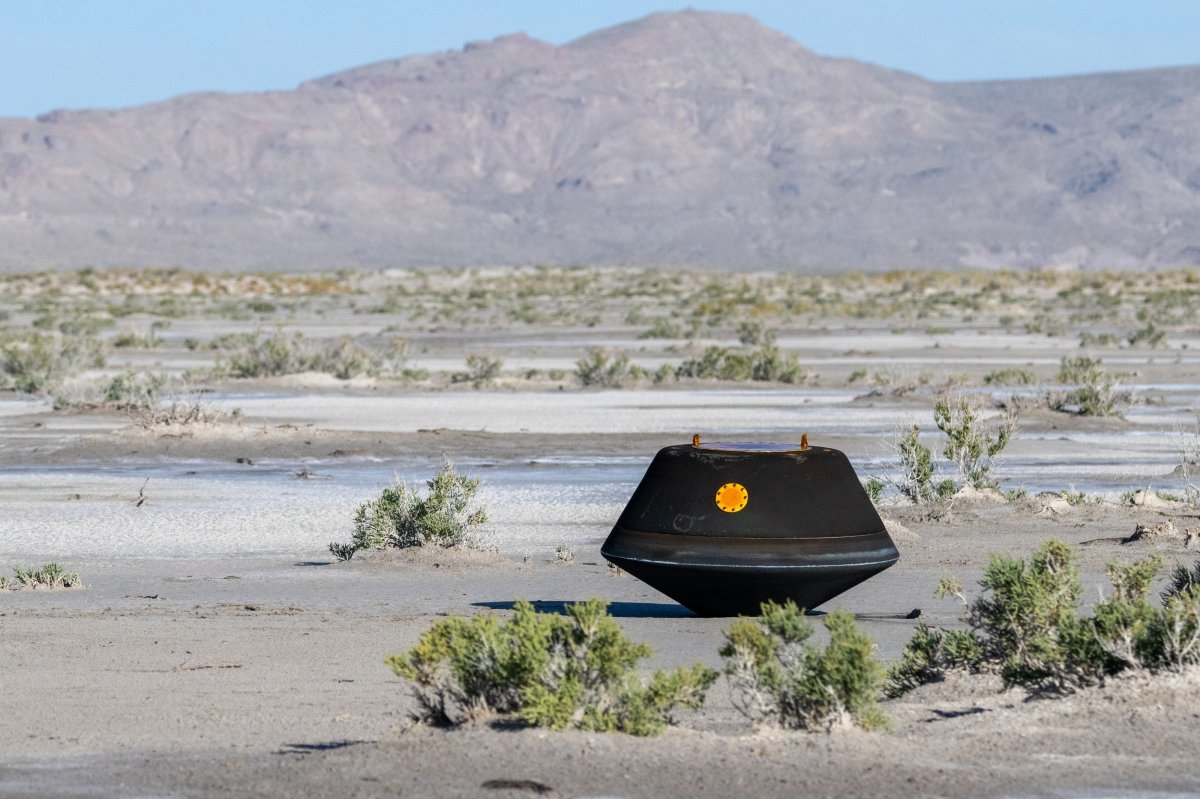 24일(현지 시간) 지구 근처 소행성인 베누의 토양 샘플이 든 캡슐이 미국 유타주 공군 시험 및 훈련장(UTTR)에 착륙했다. 캡슐 안에는 250g의 표본이 들어 있다. NASA 제공