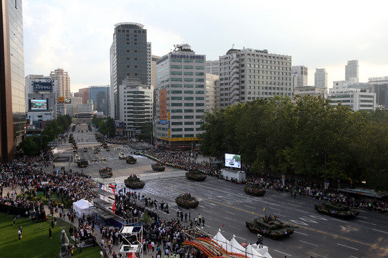건군 제 65주년 국군의 날인 1일 오후 서울 숭례문에서 세종대로 사거리까지 전차, 장갑차, 미사일 등 지상장비와 병력이 참가한 시가행진이 펼쳐지고 있다.2013.10.1/뉴스1