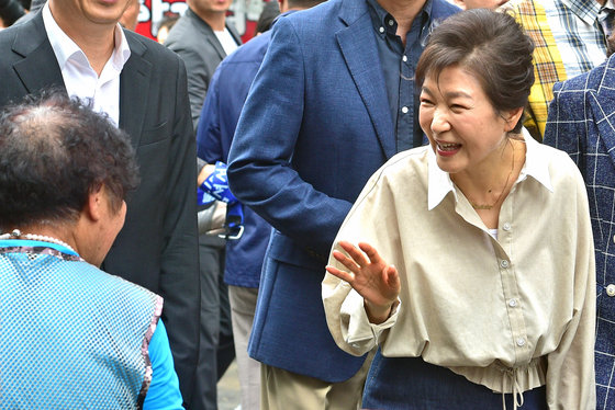 박근혜 전 대통령이 25일 오전 대구 달성군 현풍시장을 찾아 시민들과 인사 나누고 있다. 2023.9.25 뉴스1