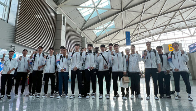 2022 항저우 아시안게임에 출전하는 남자 농구 대표팀이 23일 인천국제공항을 통해 항저우로 출국 전 기념 촬영을 하고 있다. 2023.9.23/뉴스1 ⓒ News1