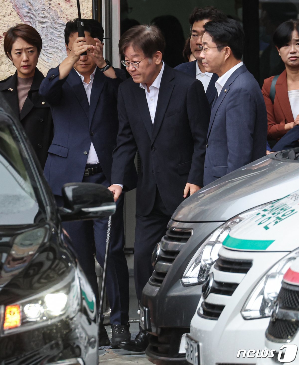 이재명 더불어민주당 대표가 26일 오전 서울중앙지방법원에서 열리는 구속 전 피의자 심문(영장실질심사)에 출석하기 위해 서울 중랑구 녹색병원을 나서고 있다. 2023.9.26 뉴스1