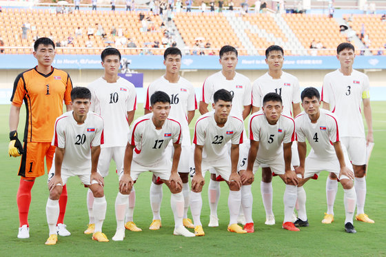 지난 19일 오후 중국 저장성 진화시 저장사범대학교 경기장에서 열린 항저우 아시안게임 남자 축구 F조 조별리그 1차전 북한과 대만의 경기 시작에 앞서 북한 선수들이 기념촬영을 하고 있다. 2023.9.19/뉴스1 ⓒ News1