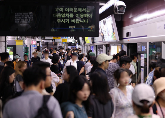 서울지하철 1호선 서울역 승강장이 이용객들로 북적이고 있다. 2023.7.30. 뉴스1