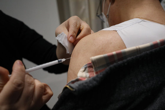 서울의 한 병원에서 의료진이 신종 코로나바이러스 감염증(코로나19) 2가백신을 접종하고 있다.  뉴스1