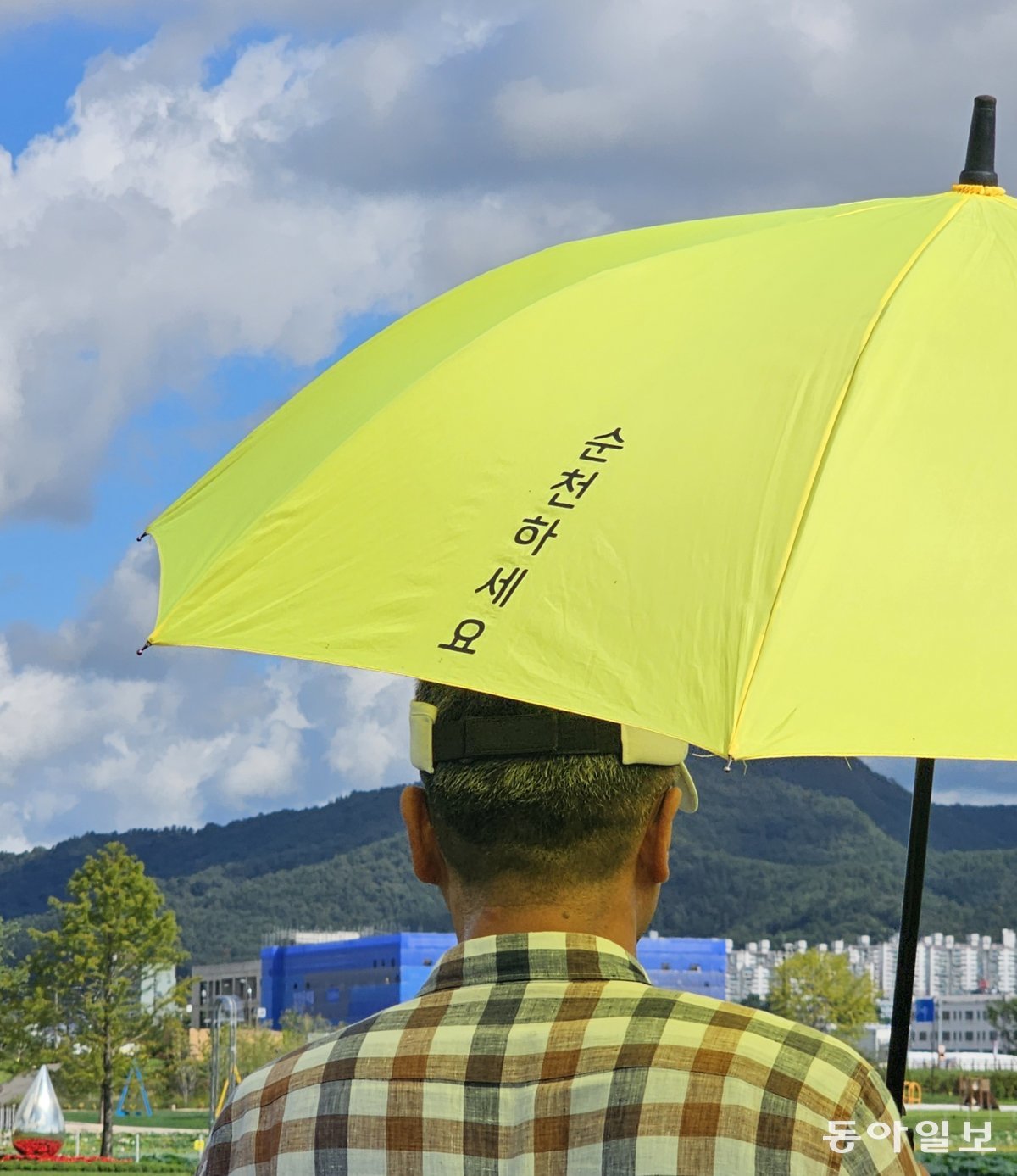 순천시의 새 슬로건 ‘순천하세요’가 쓰여진 이 양산은 박람회장에서 햇빛을 가려주는 용도로 대여된다. 순천=김선미 기자