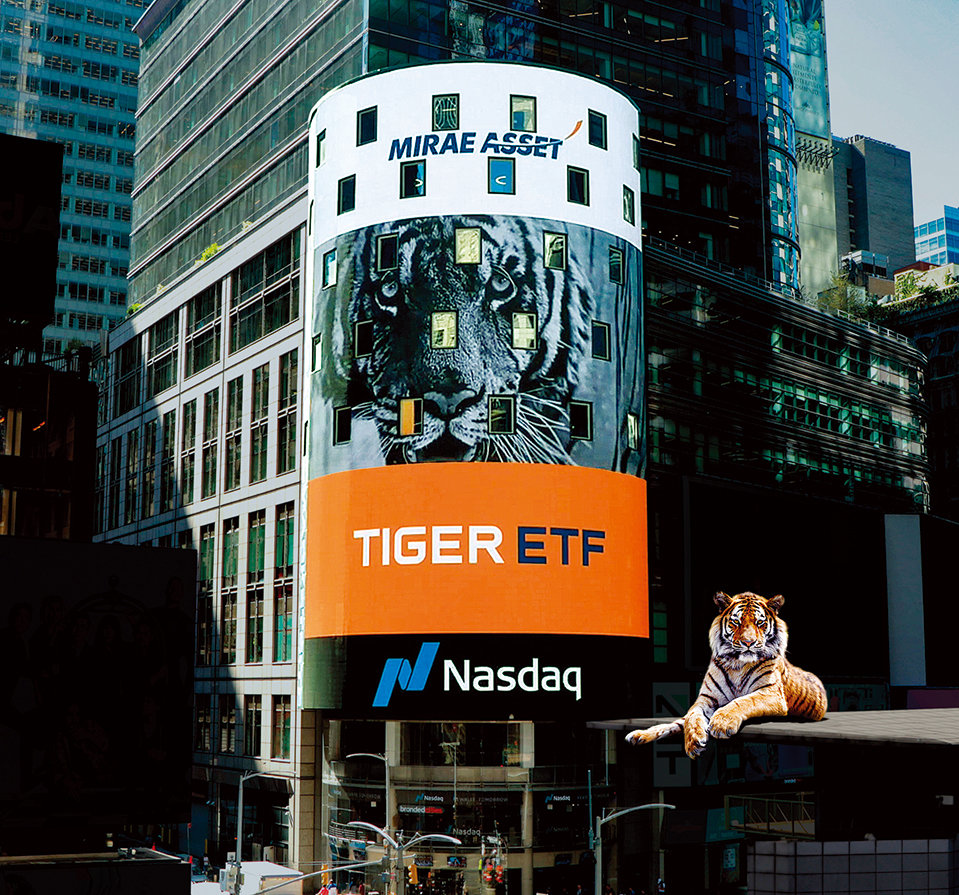 미국 뉴욕 타임스퀘어에 위치한 나스닥 마켓사이트에 내걸린 TIGER ETF 광고. 미래에셋자산운용 제공.