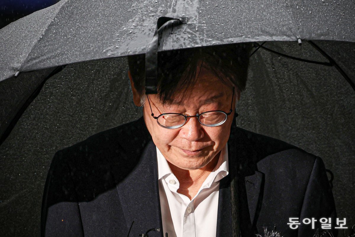 26일 이재명 대표가 입을 닫은 채 법원 입구로 향하고 있다. 박형기 기자 oneshot@donga.com