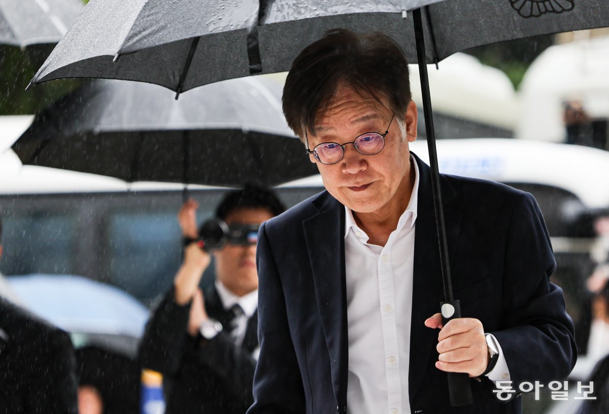 26일 이재명 대표가 한 손에 우산을 들고 법정 입구로 향하고 있다. 이한결 기자 always@donga.com