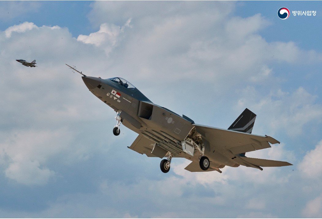 우리나라 최초의 국산 전투기 KF-21의 비행 모습. 방위사업청 홈페이지