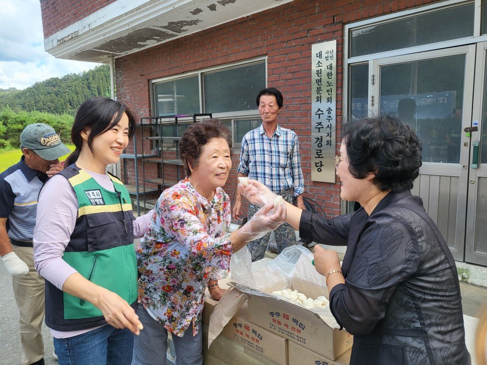자원봉사자가 추석 안부 인사 캠페인의 일환으로 이웃에게 송편을 나누고 있다.  한국중앙자원봉사센터 제공