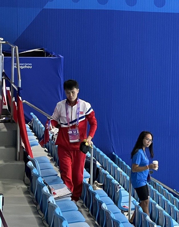 북한 선수단이 26일 여자 자유형 100m 예선 경기가 열린 중국 항저우 올림픽 스포츠센터 아쿠아틱 스포츠 아레나 관중석에 모습을 나타냈다. 2023.9.26/뉴스1 ⓒ News1