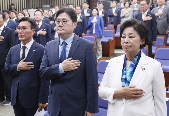 더불어민주당 원내대표 후보자들이 26일 오후 서울 여의도 국회에서 열린 제21대 더불어민주당 제4기 원내대표 보궐선거 의원총회에서 국민의례를 하고 있다. 왼쪽부터 김민석, 홍익표, 남인순. 2023.9.26/뉴스1