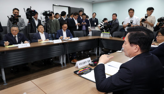 원희룡 국토교통부 장관이 26일 오전 서울 종로구 세종대로 정부서울청사에서 열린 LH 외벽 철근 누락 긴급 점검회의에서 모두 발언을 하고 있다. 2023.9.26. 뉴스1