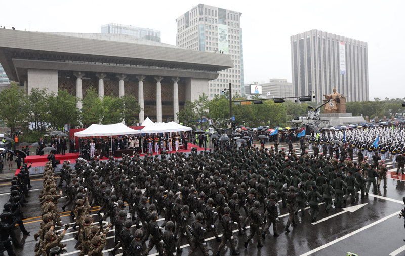 건군 75주년 국군의 날 행사가 열린 26일 오후 서울 종로구 세종대로에서 우리 국군의 최신예 무기와 군 장비들이 시가행진을 하고 있다. 뉴시스