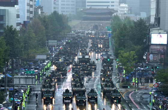 26일 오후 서울 세종대로 일대에서 건군 75주년 국군의날 기념 시가행진이 진행되고 있다. 2023.9.26. 뉴스1