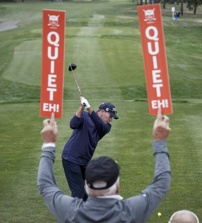 지난달 18일 미국프로골프(PGA)투어에서 미국인 선수인 존 휴스턴이 티샷을 하고 있다. ‘찰칵’ 소리를 내지 않는 미러리스 카메라의 등장으로 골프 선수의 티샷을 가까이에서 촬영할 수 있게 됐다. 캘거리=AP 뉴시스