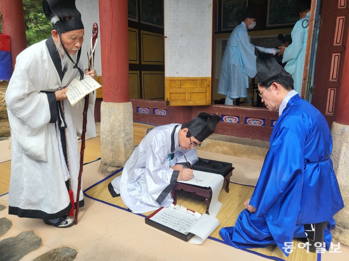 조선시대 성리학의 대가인 하서 김인후 선생을 기리는 추향제가 26일 전남 장성군 황룡면 필암서원에서 열렸다. 장성=정승호 기자 shjung@donga.com