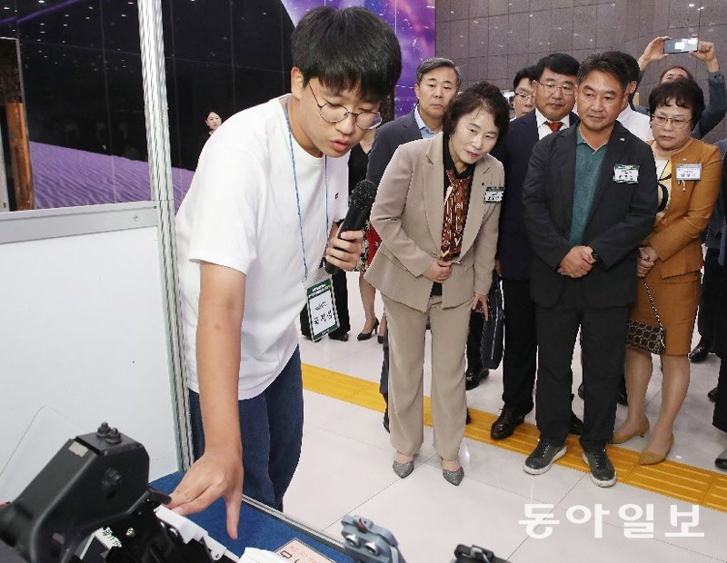 전국학생과학발명품경진대회에서 대통령상을 수상한 송강고 2학년 국지성 군(왼쪽)이 대전 유성구 국립중앙과학관 사이언스홀 1층에서 자신이 발명한 ‘급발진 확인장치’를 설명하고 있다.대전=김태영 기자 live@donga.com