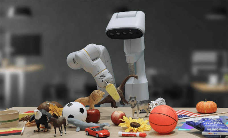 구글 로봇은 추론까지 구글이 올해 7월 공개한 AI 로봇 RT-2가 공룡 장난감을 들어올리고 있다. ‘멸종된 동물을 집어보라’는 과제가 주어지자 공룡을 추론한 뒤 바로 실행에 옮겼다. 구글 딥마인드 제공