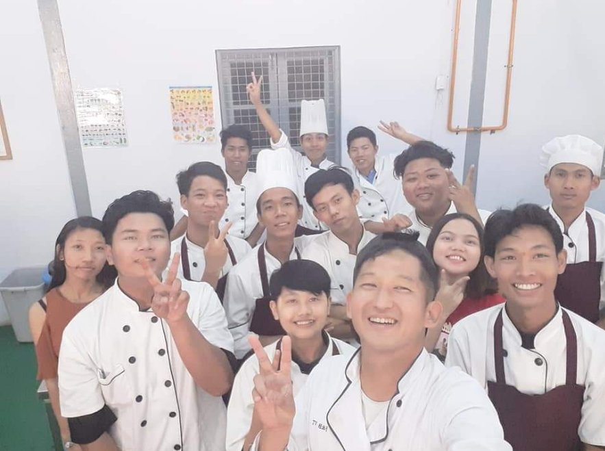 최용수 대표(맨앞)는 미얀마에서 현지 학생들의 취업을 위해 요리를 가르쳤다. 본인 제공.