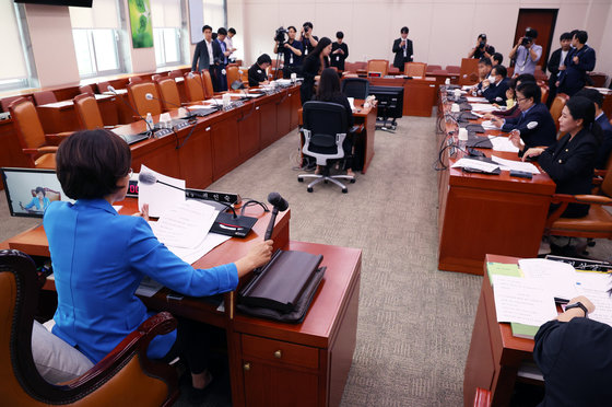 권인숙 국회 여가위 위원장이 21일 서울 여의도 국회에서 열린 여성가족위원회 전체회의를 주재하고 있다. 이날 국민의힘 의원들은 여가위에 불참해 자리가 비어 있다. 2023.09.21 뉴스1