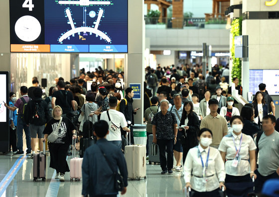 추석 연휴를 하루 앞둔 27일 오전 인천국제공항 제1여객터미널 출국장이 이용객들로 북적이고 있다. 인천국제공항공사는 추석 연휴 기간인 이날부터 다음 달 3일까지 총 7일간 121만3000명, 하루 평균 17만3000명이 공항을 이용할 것으로 내다봤다. 2023.9.27/뉴스1 ⓒ News1