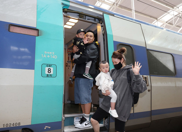 추석 연휴를 하루 앞둔 27일 서울역에서 한 가족이 고향으로 향하는 열차에 오르며 인사를 하고 있다. 2023.9.27/뉴스1 ⓒ News1