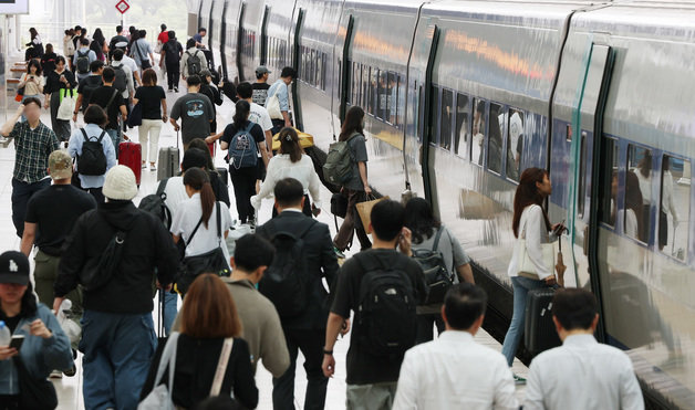 추석 연휴를 하루 앞둔 27일 서울역에서 시민들이 열차에 탑승하고 있다. 2023.9.27/뉴스1 ⓒ News1