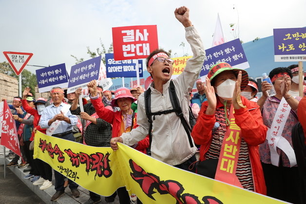 경북 의성군 비안면 주민들이 27일 대구 북구 대구시청 산격청사 앞에서 연 집회에서 ‘공항이전 반대’를 외치고 있다.(의성군 비안면 이주.소음대책위 제공)