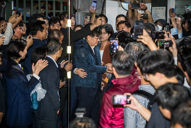 이재명 더불어민주당 대표가 27일 새벽 구속영장이 기각된 후 경기도 의왕시 서울구치소를 나서며 당 지도부 및 소속 의원들과 인사를 나누고 있다. 2023.9.27/사진공동취재단