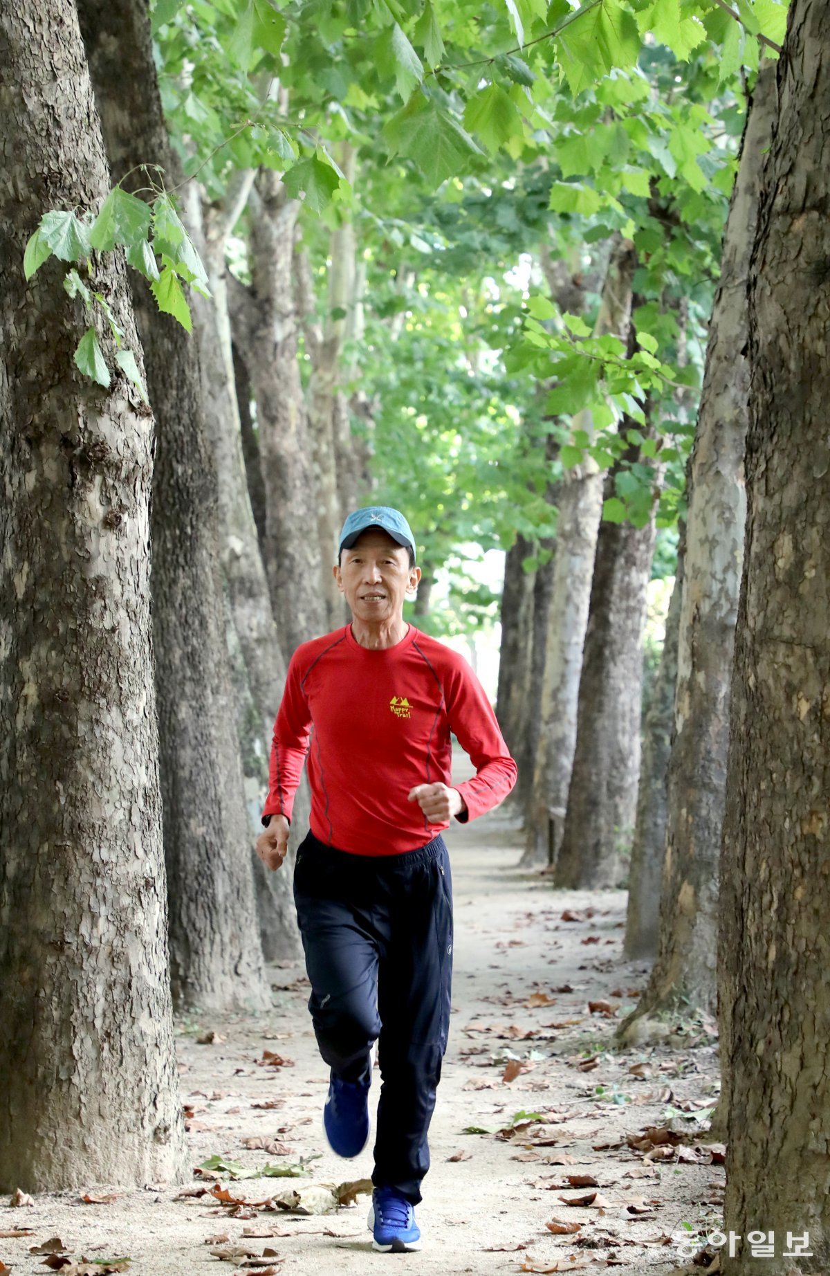 이동윤 전 달리는의사들 회장이 달리고 있있다. 그는 고등학교 시절부터 지금까지 50년 넘게 달리기를 생활화하고 있다. 이훈구 기자 ufo@donga.com