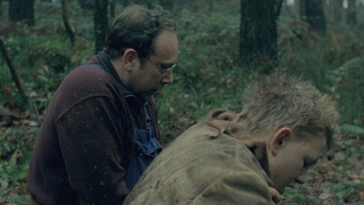 영화 ‘아들’에서 올리비에(왼쪽)는 자신의 아들을 죽인 라울에게 분노를 터뜨린다. 엔케이컨텐츠 제공