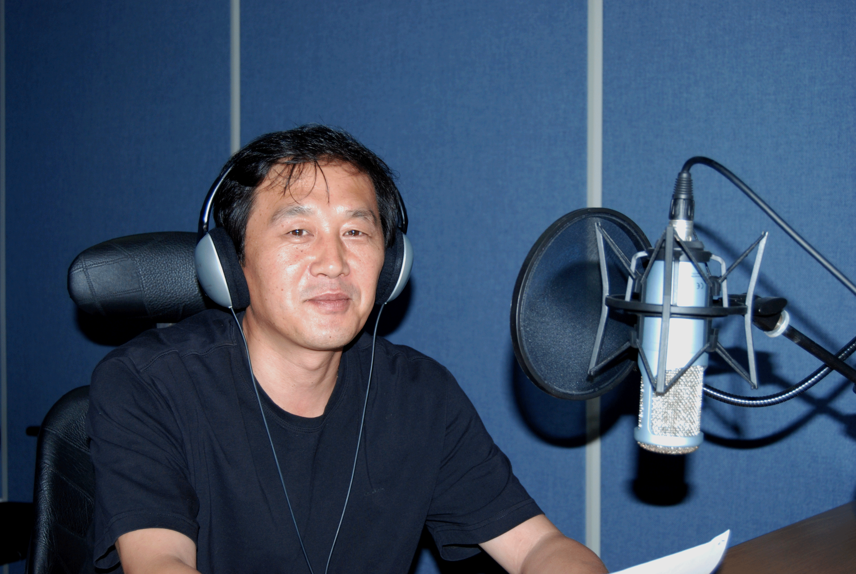 김성민 대표가 2019년 자유북한방송 녹음실에서 북한에 보낼 방송을 제작하고 있다. 이때 그는 항암치료 중이었다.