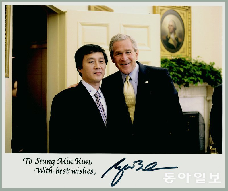 2006년 자유북한주간 행사로 워싱턴을 방문한 김성민 대표가 조지 W. 부시 당시 미국 대통령과 면담을 가졌다.