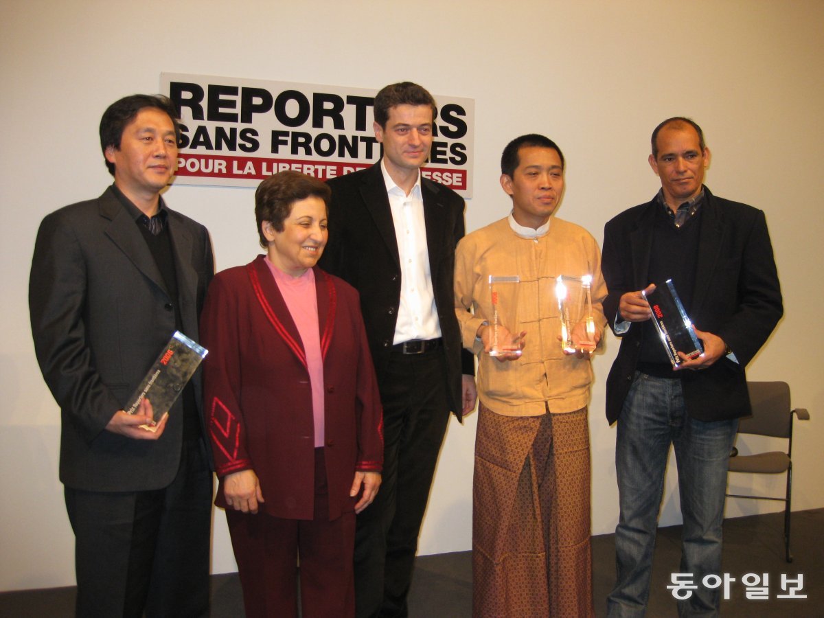 2008년 국경없는 기자회가 수여한 상을 수상한 김성민 대표(왼쪽).