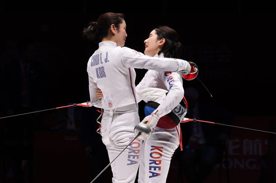 펜싱 여자 에페의 최인정(왼쪽)과 송세라/뉴스1