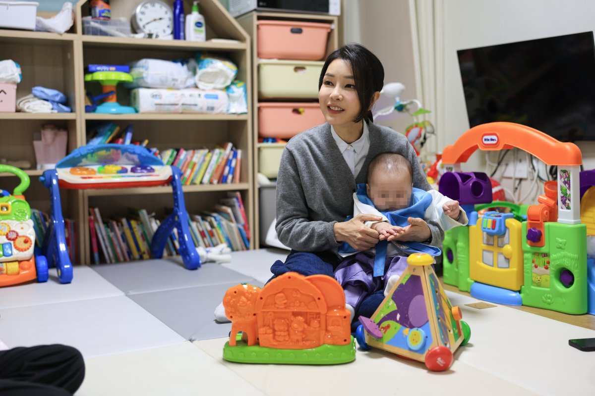 김건희 여사가 27일 서울 송파구 미혼모자가족 복지시설 ‘도담하우스‘를 방문해 아이를 안아주고 있다. 2023.9.27. 대통령실 제공