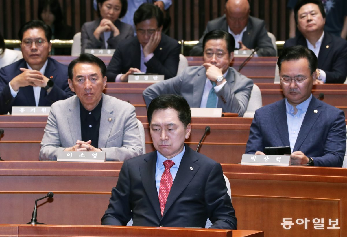 굳은 표정의 與 의총 국민의힘 김기현 대표(앞)와 의원들이 27일 서울 여의도 국회에서 열린 비상 의원총회에서 굳은 표정으로 앉아 있다. 김 대표는 
법원의 더불어민주당 이재명 대표 구속영장 기각 결정에 대해 “김명수 전 대법원장 체제에서 법치주의가 계속 유린당해 온 결과”라고 
주장했다. 이훈구 기자 ufo@donga.com