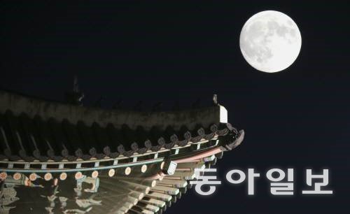 2015년 추석 하늘에 뜬 ‘슈퍼 보름달’. 동아일보DB