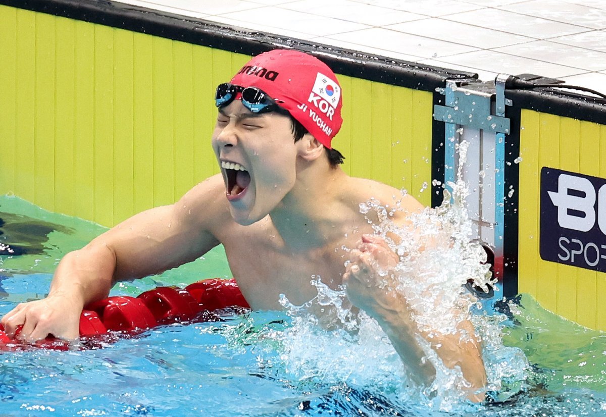 25일 중국 항저우 올림픽스포츠센터에서 열린 아시안게임 남자 자유형 50ｍ 결선에서 지유찬이 우승을 확정지은 뒤 물살을 뿌리며 포효하고 있다. 항저우=뉴스1